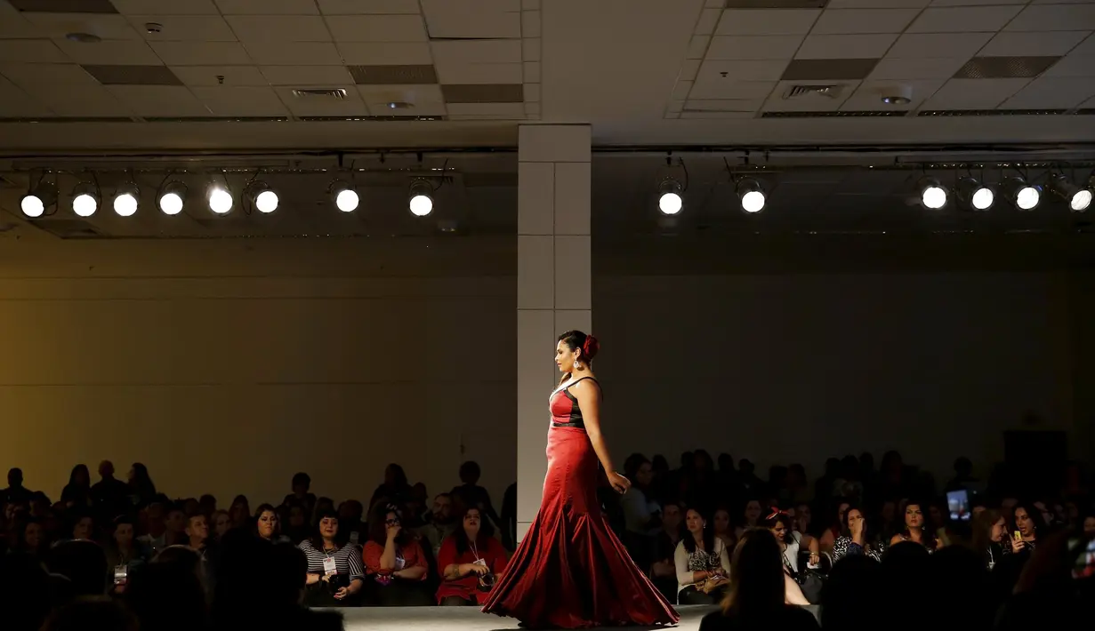 Seorang model berjalan di atas catwalk Fashion Weekend Plus Size 2015 di Sao Paulo, Brasil (25/7/2015). Model kini tak lagi didominasi oleh wanita bertubuh langsing. (Reuters/Nacho Doce)