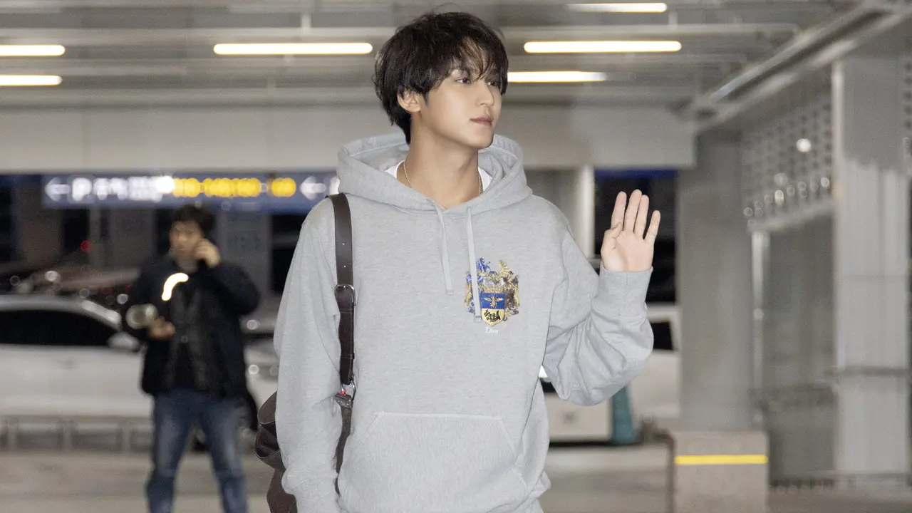 Airport Look Mingyu Seventeen yang Effortless dengan Outfit Bernuansa Netral