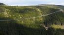 Pemandangan jembatan gantung untuk pejalan kaki yang merupakan konstruksi terpanjang di dunia sehari sebelum pembukaan resminya di sebuah resor pegunungan di Dolni Morava, Republik Ceko, Kamis (12/5/2022). (AP Photo/Petr David Josek)