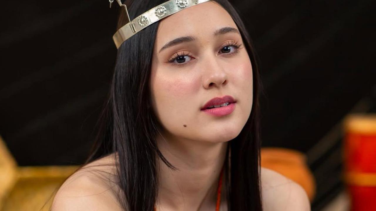 7 Potret Yasmin Napper dalam Balutan Tais Timor, Tampil Flawless dan Tuai Pujian
