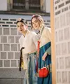 Nabila Syakieb dan Yasmine Wildblood tampil memesona dalam balutan hanbok. Keduanya memiliki gaya yang begitu memesona. [Foto: Instagram/ Nabila Syakieb]