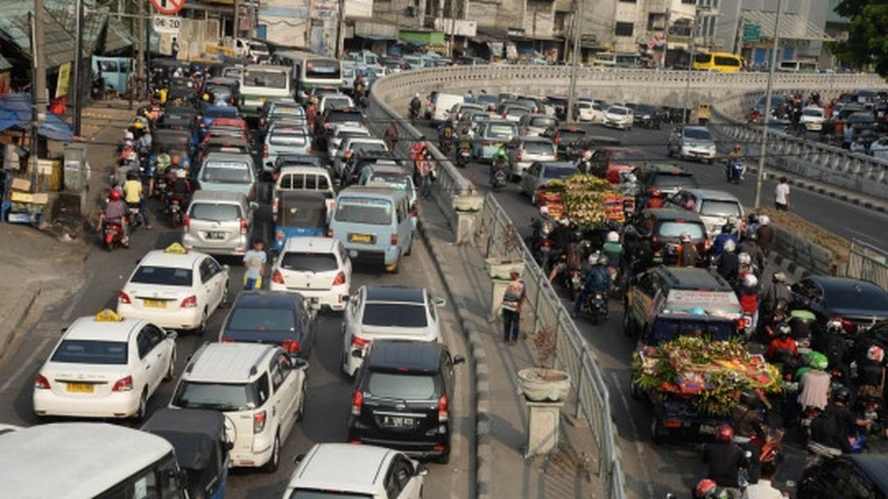 Pengunjung membeludak, lalu lintas di Pasar Tanah Abang macet