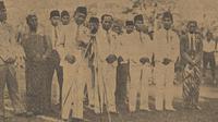 Soeratin sedang memberikan pidatonya di Stadion Sriwedari, Solo, saat pembukaan kompetisi PSSI tahun 1943. (Repro Bola.com/Dok. Koran Pemandangan)
