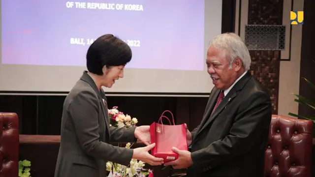 Menteri PUPR Basuki Hadimuljono dan Menteri Lingkungan Korea Selatan Han Wha Jin menandatangani Joint Statement on the Green Transition Initiative di Nusa Dua, Bali. (Dok Kementerian PUPR)
