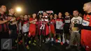 Alfin Tuasalamony (tengah) menerima penghargaan dari kelompok suporter usai laga Trofeo Calcio Charity di Lapangan Pertamina Simprug, Jakarta, Sabtu (11/7/2015). Turnamen tersebut merupakan laga amal untuk Alfin. (Liputan6.com/Helmi Fithriansyah)