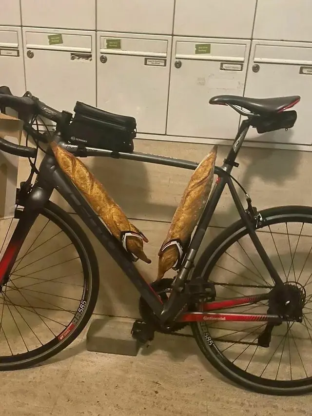 6 Potret Meme Roti Baguette ala Netizen Ini Bikin Geleng Kepala