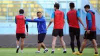 Pelatih Arema FC Aji Santoso tengah memberikan istruksi soal strategi kepada pemainnya untuk menghadapi Persiba Balikpapan pada pekan ketiga Liga 1 di Stadion Gajayana, Malang, 1 Mei 2017. (Liputan6.com/Rana Adwa)