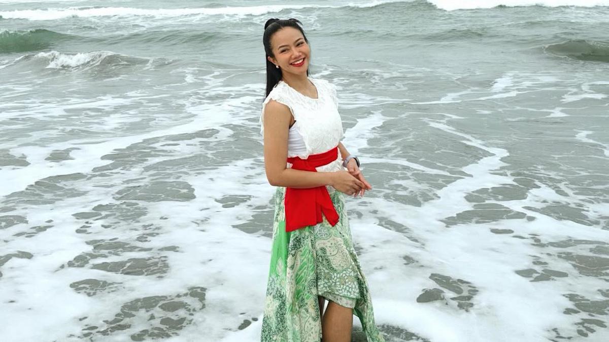 6 OOTD Yura Yunita Dibalut Bawahan Kain Batik Tetap Bebas Bergerak saat di Yogyakarta, Naik Sepeda hingga Main di Pantai