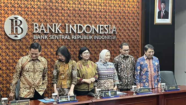 Gubernur Bank Indoensia (BI) Destry Damayanti bersama dengan dewan gubernur dalam konferensi pers hasil RDG BI di Jakarta, Rabu (21/10/2026). (Liputan6.com/Tian)
