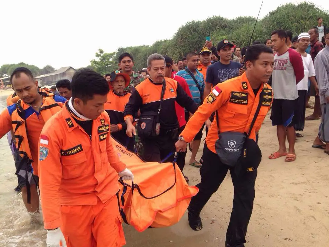 Tim SAR membawa korban nelayan yang tewas terjepit perahu dalam kantong jenasah. (foto : liputan6.c0m / edhie prayitno ige)