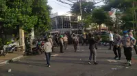 Aksi demo di depan Gedung Grahadi, Surabaya, Jawa Timur, Kamis (8/10/2020). (Foto: Liputan6.com/Dian Kurniawan)