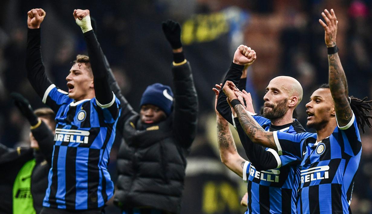 Para pemain Inter Milan merayakan kemenangan atas Cagliari pada laga Coppa Italia di Stadion Giuseppe Meazza, Rabu (15/1/2020). Inter Milan menang 4-1 atas Cagliari. (AFP/Miguel Medina)