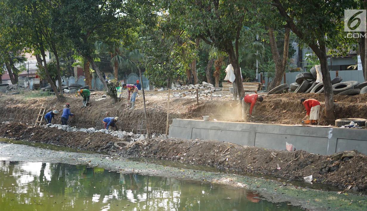 Pekerja menyelesaikan pembuatan turap bermaterialkan ban bekas di Kali Karang Bolong, Ancol, Jakarta, Rabu (4/9/2019). Suku Dinas Sumber Daya Air (SDA) menggunakan 2.400 ban bekas truk sampah yang ditargetkan selesai pada Oktober 2019. (Liputan6.com/Immanuel Antonius)