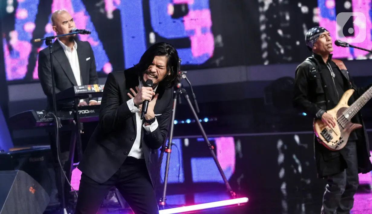 Konser Histeria Pesta Bola Dunia 2023 pun lantas ditutup dengan penampilan fenomenal, yakni duet Lesti Kejora dengan Dewa 19 featuring Virzha. (Liputan6.com/Angga Yuniar)