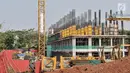 Pemandangan proyek pembangunan rumah susun (Rusun) DP 0 rupiah Klapa Village, Jakarta, Kamis (11/10). Rusun tersebut diluncurkan sejak 18 Januari 2018. (Merdeka.com/Iqbal Nugroho)