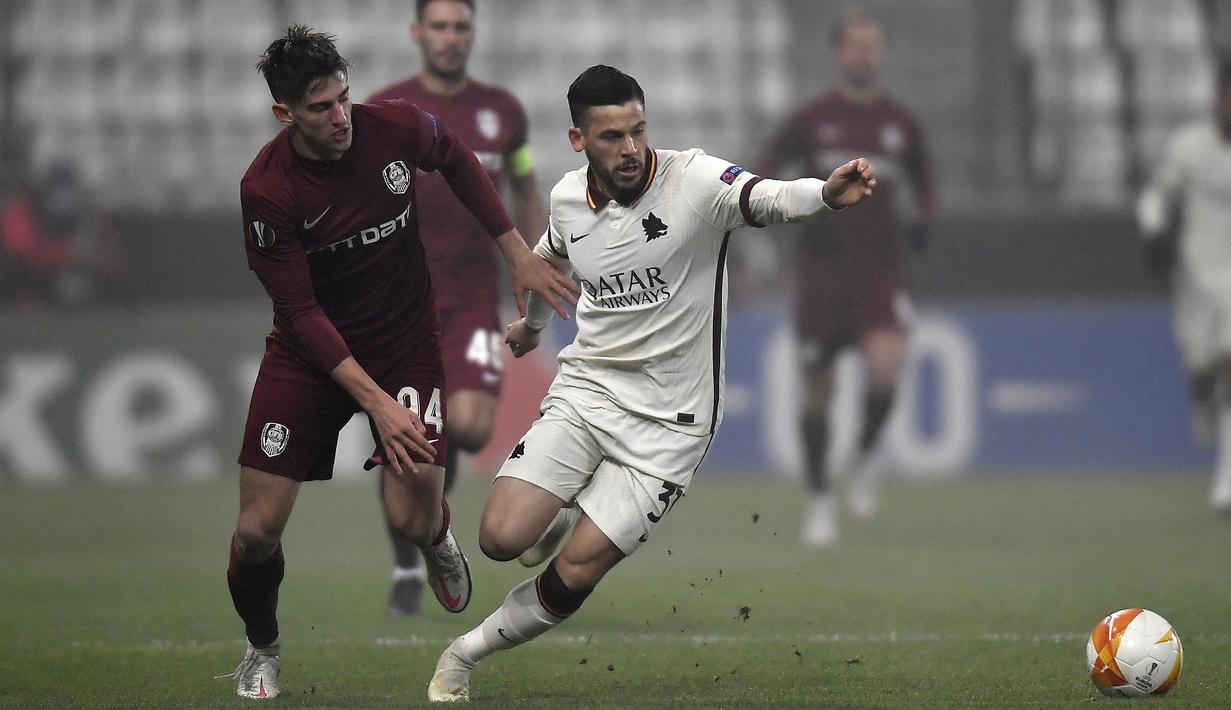 Gelandang CFR Cluj, Catalin Mihai (kiri), membayangi pergerakan bek AS Roma, Leonardo Spinazzola, dalam laga lanjutan Liga Europa 2020/21 Grup A di Cluj-Napoca, Rumania, Kamis (26/11/2020) waktu setempat. CFR Cluj kalah 0-2 dari AS Roma. (AFP/Alex Nicodim)