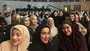 Terlihat juga Shireen Sungkar dengan abaya dan hijab syar’i serba hitamnya. Juga Zaskia Adya Mecca dengan gamis dan hijab syar’i nuansa kecoklatan. [@_irishbella_].