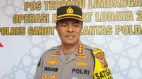 Juru Bicara Polda Jabar Kombes. Pol. Ibrahim Tompo, saat mendampingi Kapolda Jabar Irjen Akhmad Wiyagus di Pospam Terpadu Limbangan, Garut, Selasa (18/4/2023). (Liputan6.com/Jayadi Supriadin)