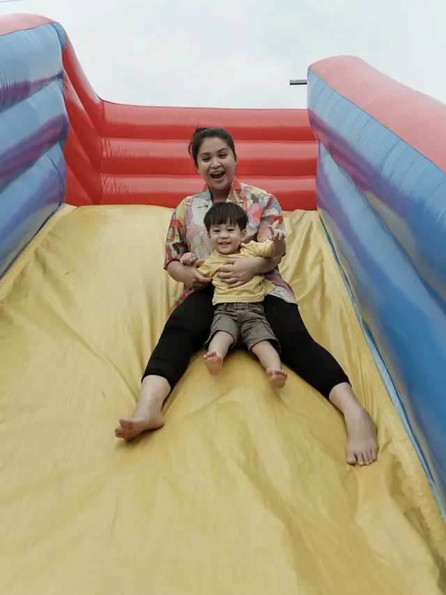 Potret Putri Titian Asuh Kedua Anaknya Tanpa Baby Sitter (sumber: instagram/@putrititian)