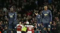 Romelu Lukaku dan Marcus Rashford terlihat lemas usai Manchester United (MU) kalah 0-2 dari Arsenal pada pekan ke-30 Liga Inggris di Emirates Stadium, Minggu (10/3/2019). (AP Photo/Tim Ireland)