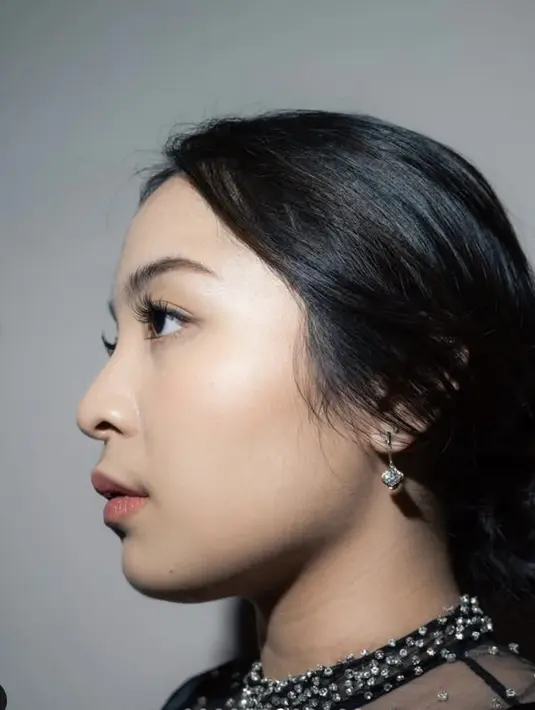Begitu juga dengan gaya rambutnya yang ditata begitu sederhana dengan model loose updo. [Foto: Instagram/ Bernadya]