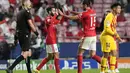 Gelandang Benfica, Rafa Silva (kedua kiri) berselebrasi dengan rekannya Roman Yaremchuk usai mencetak gol ke gawang Barcelona pada pertandingan grup E Liga Champions di stadion Luz di Lisbon, Portugal, Kamis (30/9/2021). Benfica menang atas Barcelona 3-0. (AP Photo/Armando Franca)