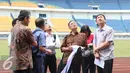 Tim ahli dan subkontraktor mengamati konstruksi Stadion Gedebage, Bandung, Rabu (10/6/2015). Penyidik Dirtipidkor Polri dan sejumlah tenaga ahli mengecek fisik stadion dalam kasus korupsi pembangunan Stadion Gedebage (Liputan6.com/Awan Harinto)