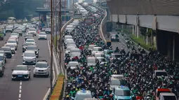 Kepadatan terjadi seiring kembalinya para pekerja ke rutinitas normal serta hari pertama sekolah untuk semester genap tahun ajaran 2025-2026. Tampak dalam foto, pengendara terjebak macet saat hari pertama masuk kerja dan sekolah 2026 di Jalan Jenderal Gatot Subroto, Jakarta, Senin (5/1/2026). (merdeka.com/Arie Basuki)
