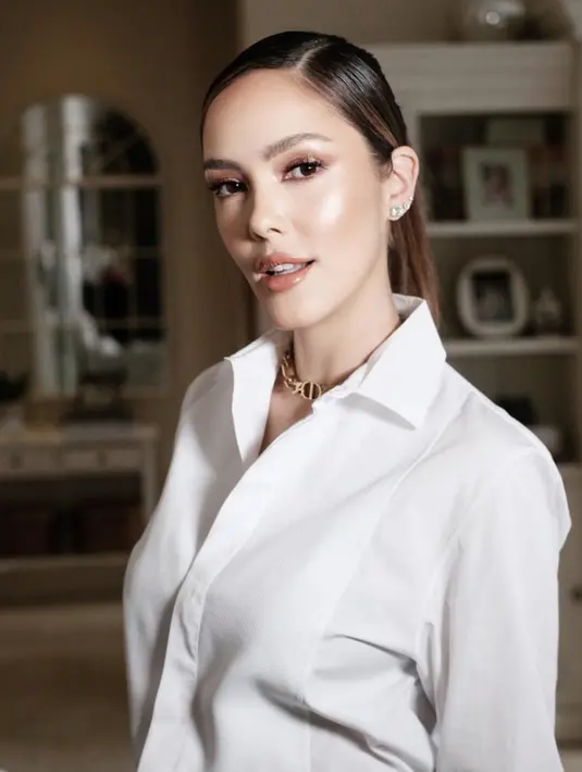 <p>Romansa permainan warna rose gold berhasil mempermanis tampilan Cathy Sharon. Riasan yang bisa dipakai untuk acara casual membuat tampilan Cathy semakin menawan. [Foto: Instagram/ Adrian].</p>