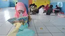 Anak-anak menghapal Al-Quran di Nabinatul Qur'an, Cinere,  Depok, Selasa (20/4/2021). Momentum bulan Ramadhan 14420 H dimanfaatkan anak-anak untuk membaca dan menghapal Al-Quran secara bersama-sama untuk menambah amalan ibadah puasa. (merdeka.com/Arie Basuki)