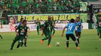 Persebaya Surabaya kalah 1-2 dari Barito Putra pada lanjutan Gojek Liga 1 2018 di Stadion Gelora Bung Tomo, Surabaya, Minggu (8/4/2018). (Bola.com/Aditya Wany)