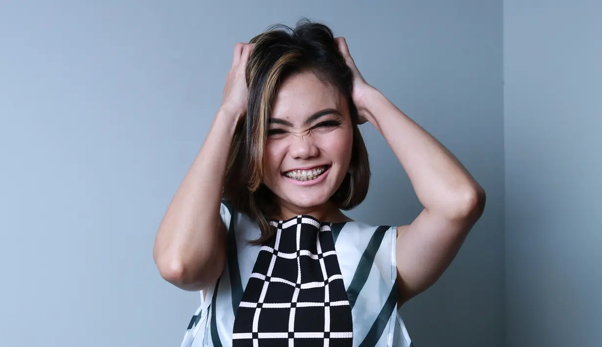 "Tentang fenomena Rina Nose yang buka jilbab, alasannya tak ada yang berubah sama saya, sama saja katanya. Bagaimana itu pak ustaz?" ujar Ustaz Abdul Somad membacakan pertanyaan. (Galih W Satria/dok. Bintang.com)