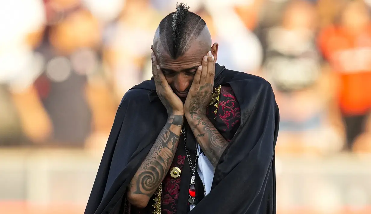 Ekspresi terharu Arturo Vidal saat diperkenalkan sebagai pemain baru klub Liga Chile, Colo-Colo di Stadion Monumental David Arellano, Chili, Jumat (2/2/2024) WIB. (AP Photo/Esteban Felix)
