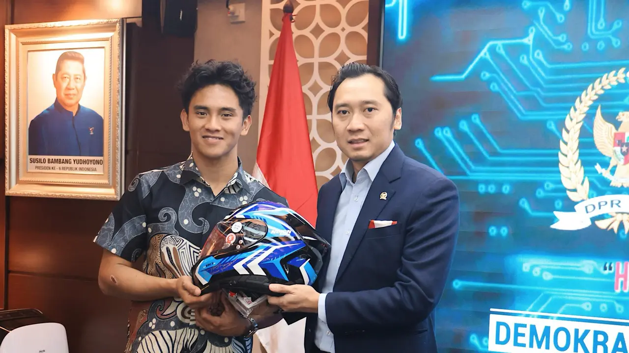 Wakil Ketua MPR RI Edhie Baskoro Yudhoyono (Ibas) menyambut hangat datangnya pembalap motocross dan road race asal Magetan, Mario Suryo Aji, di Gedung DPR RI, Senayan Jakarta (Tim Media Edhie Baskoro Yudhoyono)