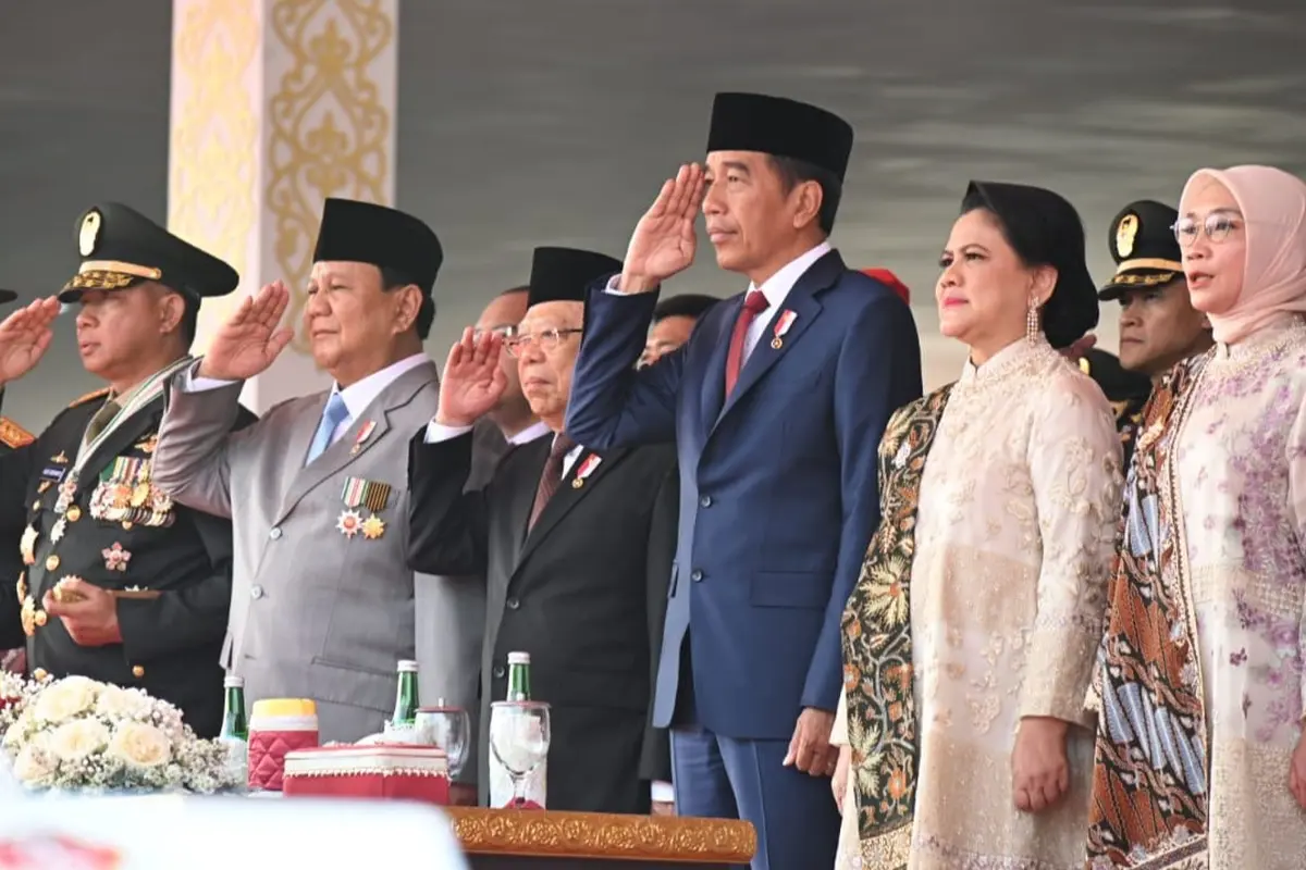 Presiden Joko Widodo (Jokowi) didampingi Wapres Ma’ruf Amin dan presiden terpilih periode 2024-2029 Prabowo Subianto datang bersamaan menghadiri acara HUT TNI di Lapangan Silang Monumen Nasional (Monas), Jakarta Pusat.