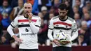 Ekspresi kecewa pemain Manchester United, Christian Eriksen (kiri) dan Bruno Fernandes pada laga lanjutan Liga Inggris 2024/2025 melawan Aston Villa di Villa Park, Birmingham, Inggris, Minggu (06/10/2024). (AP Photo/Rui Vieira)