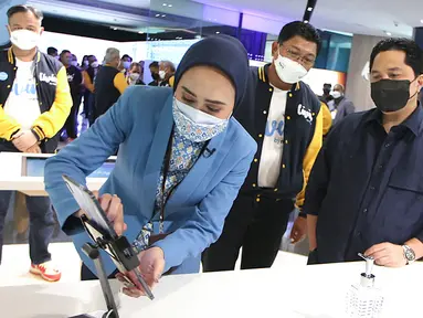 Menteri BUMN Erick Thohir didampingi Direktur Utama Bank Mandiri Darmawan Junaidi saat melihat fasilitas interactive screen yang menampilkan produk perbankan di cabang digital Jakarta Plaza Mandiri pada HUT ke-23 Bank Mandiri di Plaza Mandiri, Jakarta, Sabtu (02/10/2021). (Liputan6.com/HO/Mandiri)
