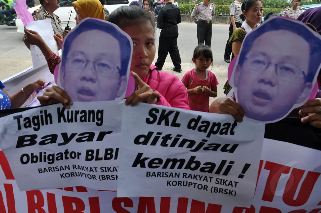 Puluhan massa Barisan Rakyat Sikat Koruptor (BRSK) melakukan aksi di depan gedung KPK, Jakarta, Selasa (26/8/14). (Liputan6.com/Miftahul Hayat) 