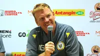 Pelatih Sarawak FA, Ian Gillan. (Bola.com/Aditya Wany)