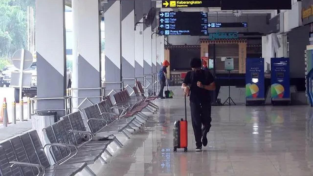 Politikus Gerindra itu mengaku beberapa kali merasakan pengalaman kurang baik ketika menggunakan Bandara Halim. 

Dia mengeluhkan tidak adanya fasilitas garbarata sehingga para petugas harus menyediakan payung saat hujan.