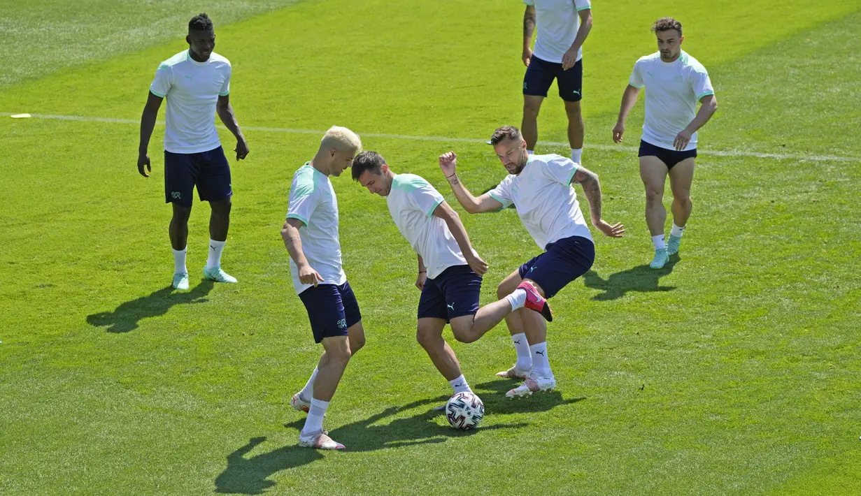 (Dari kiri) Pemain timnas Swiss, Breel Embolo, Granit Xhaka, Nico Elvedi, Silvan Widmer, Ricardo Rodriguez dan Xherdan Shaqiri selama sesi latihan di Roma, Selasa (15/6/2021). Pertandingan kedua Grup A Euro 2020 antara Italia vs Swiss akan digelar Kamis dini hari WIB. (AP Photo/Alessandra Tarantino)
