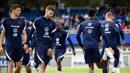 Para pemain Prancis menghadiri sesi latihan sebagai bagian dari persiapan tim untuk UEFA Nations League 2022-2023 di Clairefontaine-en-Yvelines, Senin (30/5/2022). Prancis yang menjuarai Nations League tahun lalu akan menjamu Denmark di Stade de France pada Sabtu, 4 Juni 2022 dini hari WIB. (FRANCK FIFE/AFP)