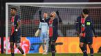 Striker Paris Saint-Germain, Neymar (tengah), melakukan selebrasi usai mencetak gol keduanya ke gawang Istanbul Basaksehir dalam laga lanjutan Liga Champions 2020/21 Grup H di Parc des Princes Stadium , Paris, Rabu (9/12/2020). PSG menang 5-1 atas Basaksehir. (AFP/Franck Fife)
