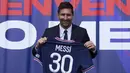 Penyerang: Lionel Messi. Pemain berusia 34 tahun ini dikontrak PSG selama 2 tahun dengan opsi perpanjangan 1 tahun. Di PSG ia akan bereuni dengan mantan rekannya di Barcelona, Neymar dan tentu seterunya di Real Madrid, Sergio Ramos yang kali ini jadi rekan setim. (Foto: AP/Lluis Francois Mori)