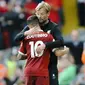 Pelatih Liverpool, Juergen Klopp, memeluk Philippe Coutinho saat melawan Manchester United pada laga Premier League di Stadion Anfield, Sabtu (14/10/2017). Liverpool bermain imbang 0-0 dengan Manchester United. (AP/Rui Vieira)