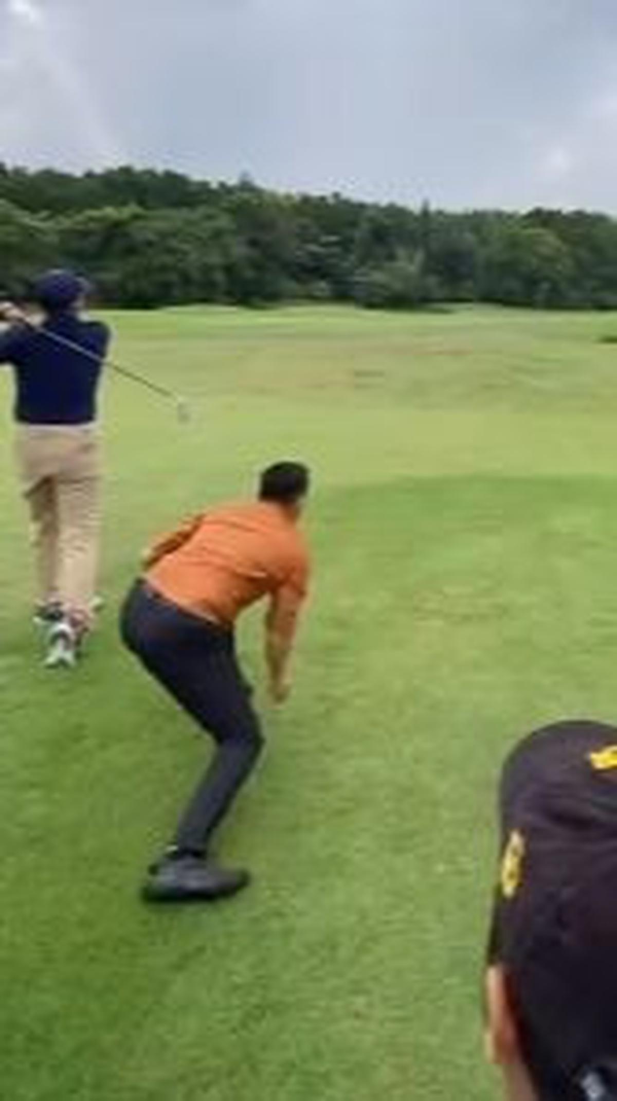 Tak berselang lama, ada salah satu pria yang rela mengambil hingga melempar bola golf milik Sandi ke lokasi tujuan.
