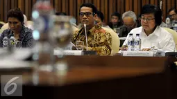 Ekspresi Menteri Pertanian Amran Sulaiman saat memberikan keterangan pada rapat kerja dengan Komisi IV DPR, Jakarta, Kamis (19/11). Rapat itu membahas RKAKL Tahun Anggaran 2016. (Liputan6.com/Johan Tallo)