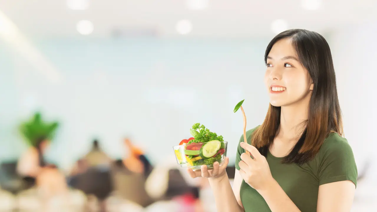 Pola hidup sehat dengan cara menerapkan diet yang seimbang