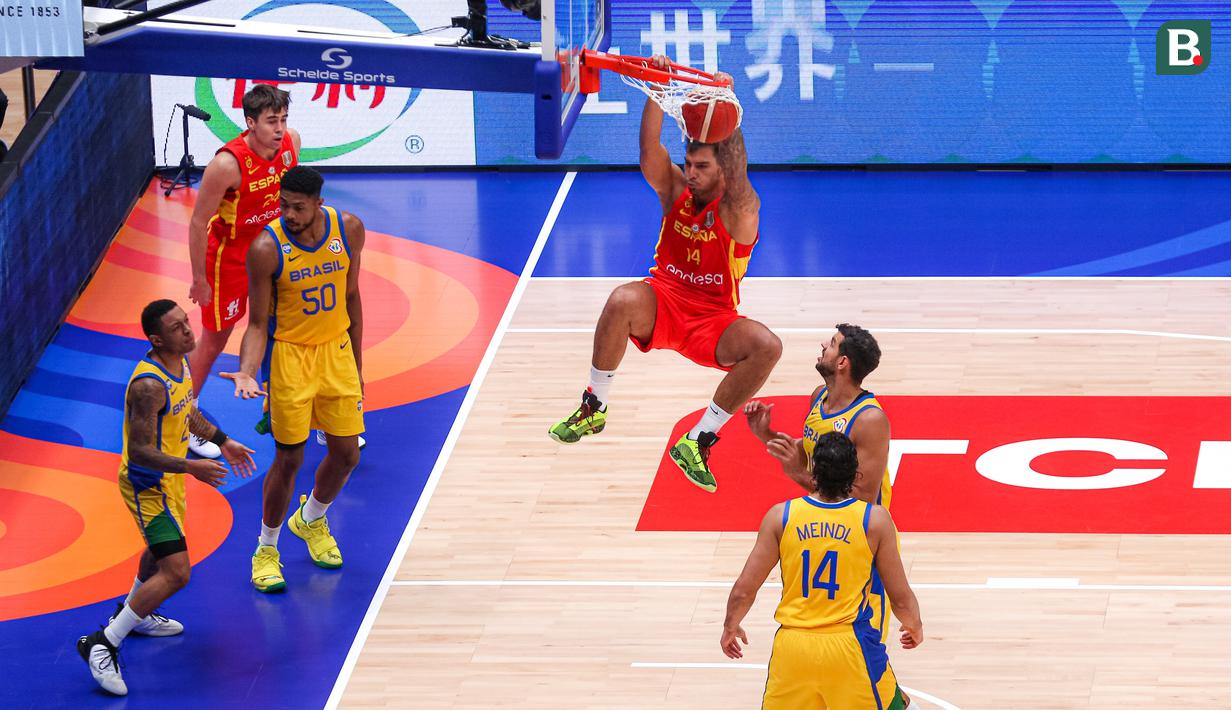 Pebasket Spanyol, Willy Hernengomez melakukan slam dunk saat laga kedua Grup G Piala Dunia FIBA 2023 melawan Brasil di Indonesia Arena, Senayan, Jakarta, Senin (28/08/2023). Spanyol menang atas Brasil dengan skor 96-78. (Bola.com/Bagaskara Lazuardi)