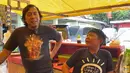 Seperti diketahui, Komeng dan Adul adalah pasangan komedian yang sangat terkenal di jamannya. Mereka berdua kerap tampil di beberapa acara lawak tanah air. (Youtube KOMENG Info)